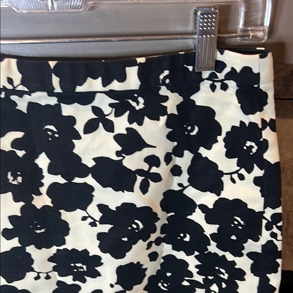 Loft Floral Black and White Floral Skirt size 6 - Picture 5 of 12